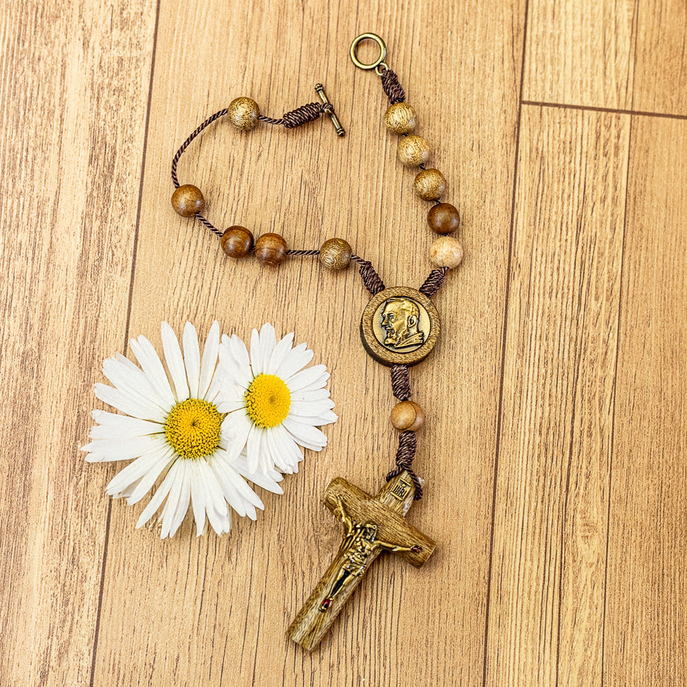 Adorno de Carro Dezena São Padre Pio Madeira