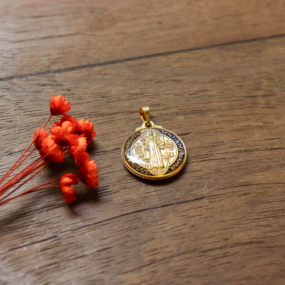 Medalha São Bento 20 mm Dourada Resinada