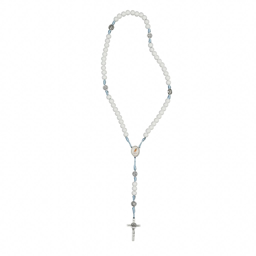 Terço contas brancas cordão azul claro entre meio Rainha da Paz / Jesus Misericordioso- Medjugorje