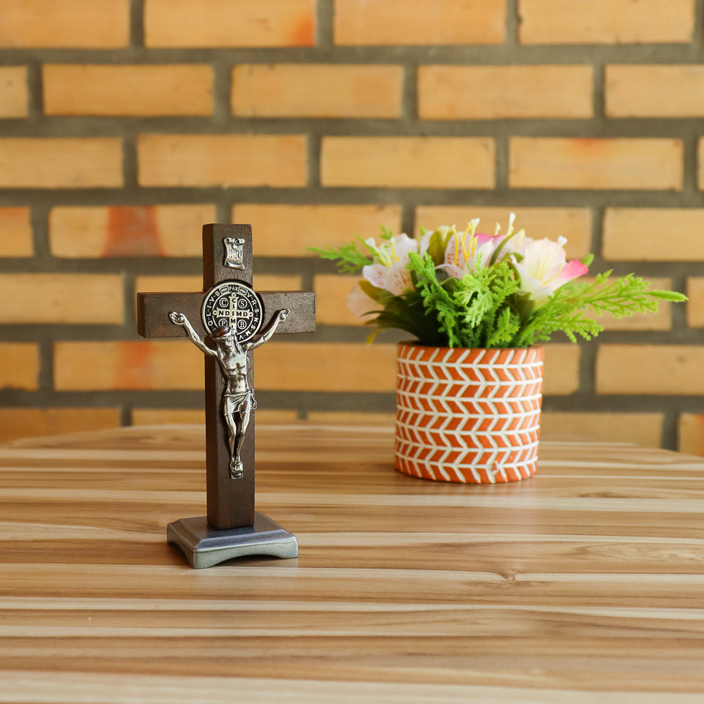 Crucifixo Madeira 11 cm para mesa Niquel com Medalha de São Bento