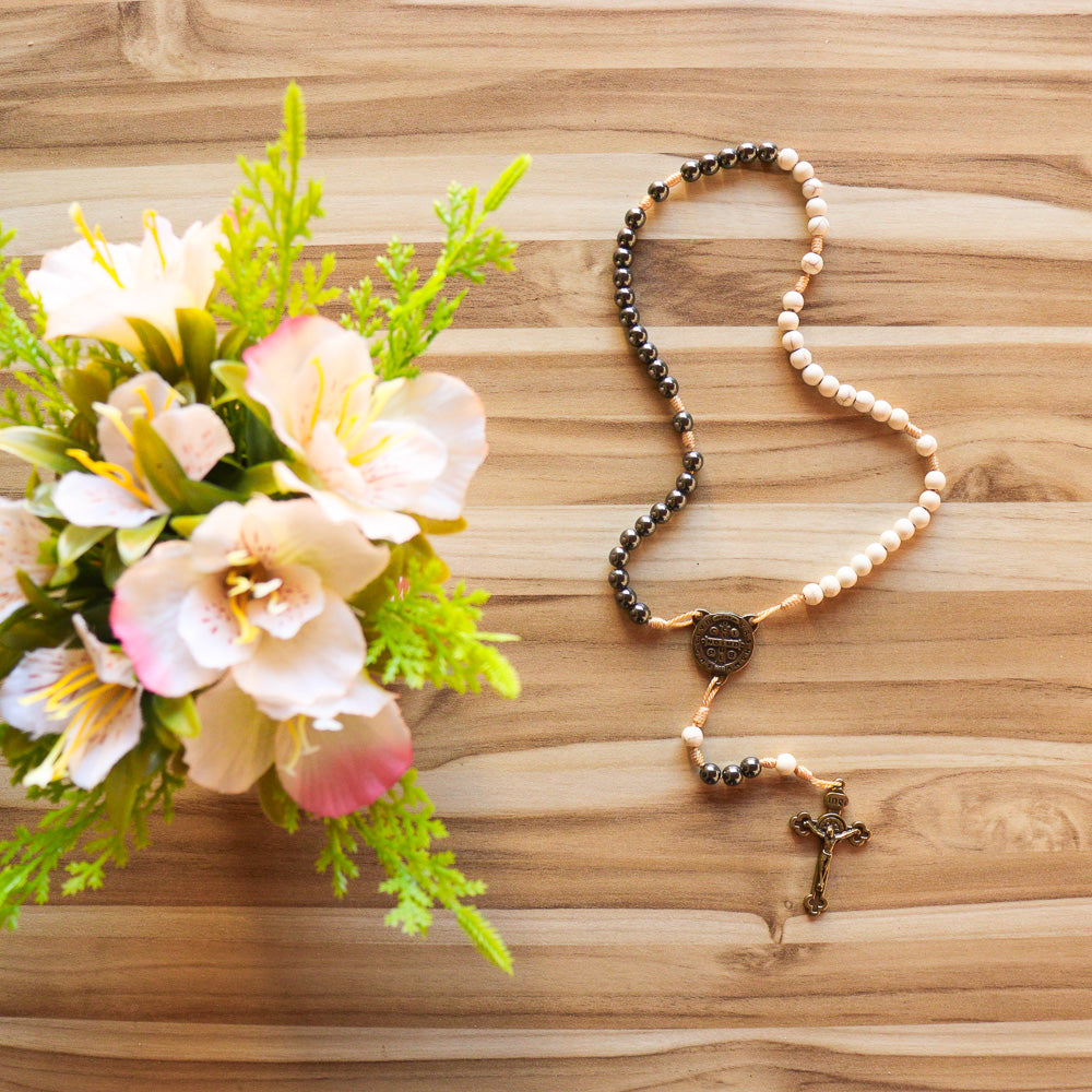 Terço São Bento Cerâmica Com Hematita Ouro Velho