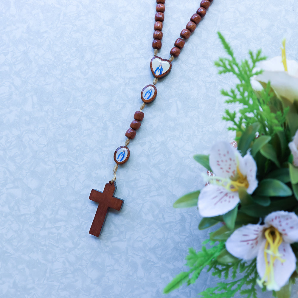 Terço Pai Nosso Oval Resinado Entre Meio Coração - Nossa Senhora. das Graças