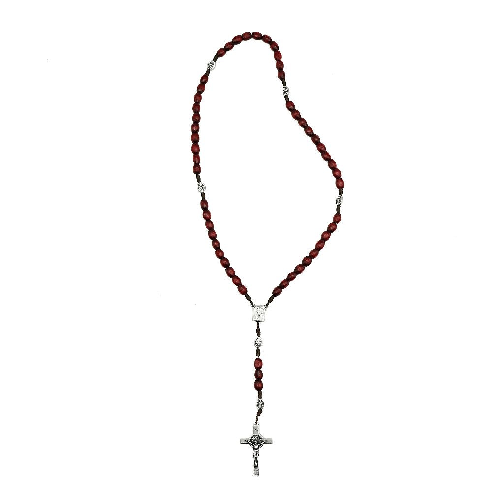 Terço madeira escura dezena com medalha de São Bento entre meio com terra de Medjugorje