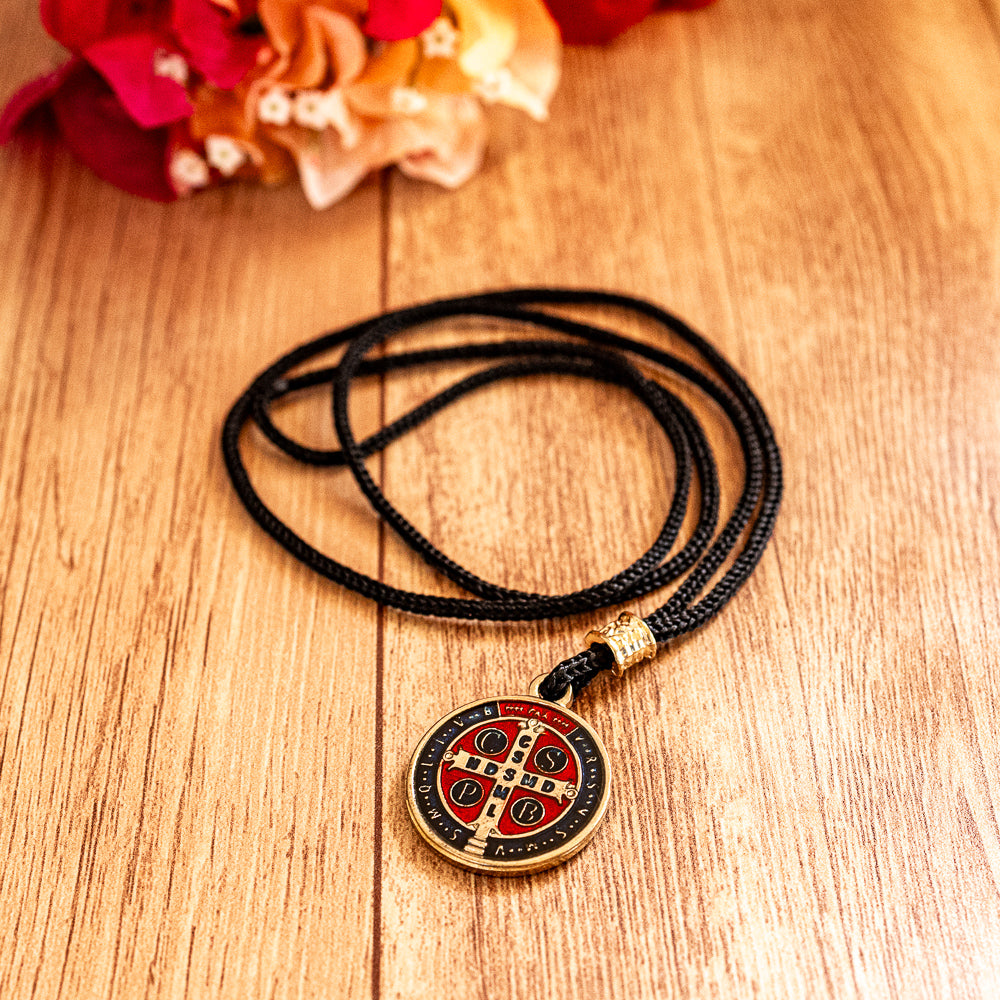 Cordão Com Medalha de São Bento Resinada Dourado