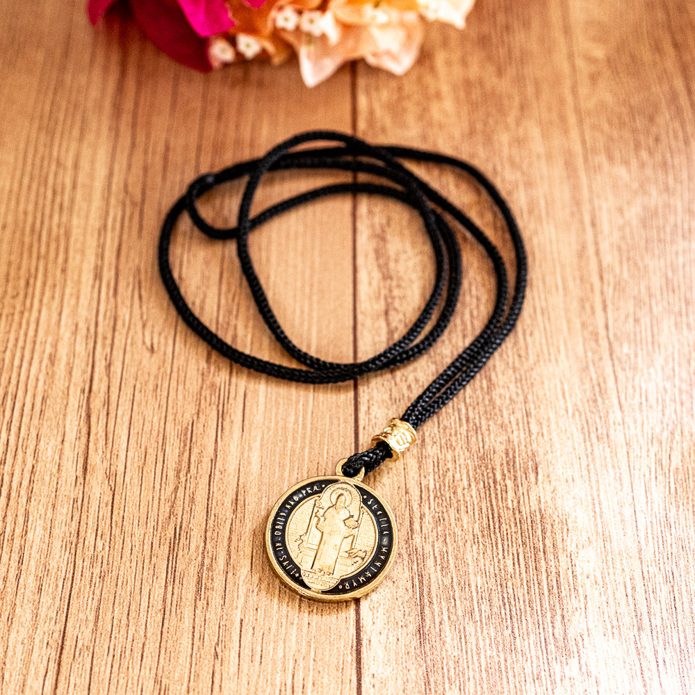 Cordão Com Medalha de São Bento Resinada Dourado