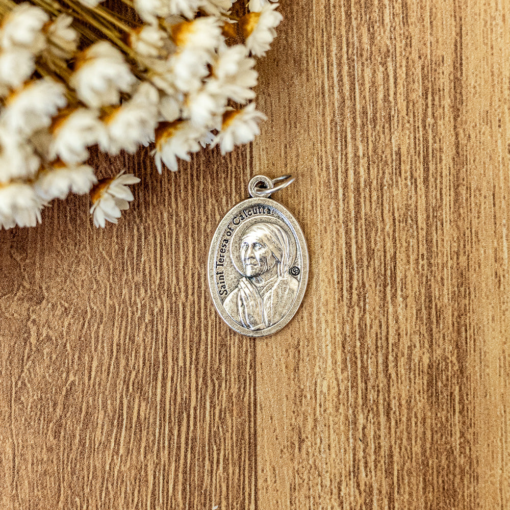 Medalha Santa Teresa de Calcutá e Mãos - Italiana