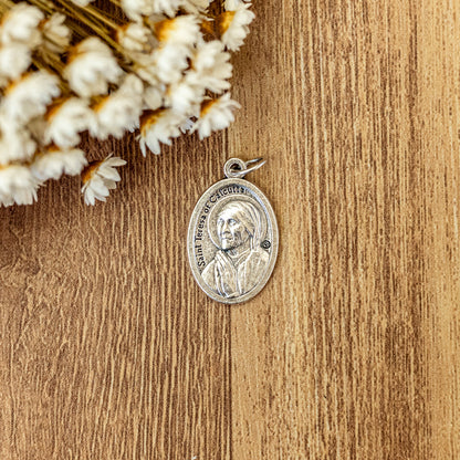 Medalha Santa Teresa de Calcutá e Mãos - Italiana