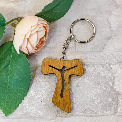 Chaveiro Tau Cristo Vazado