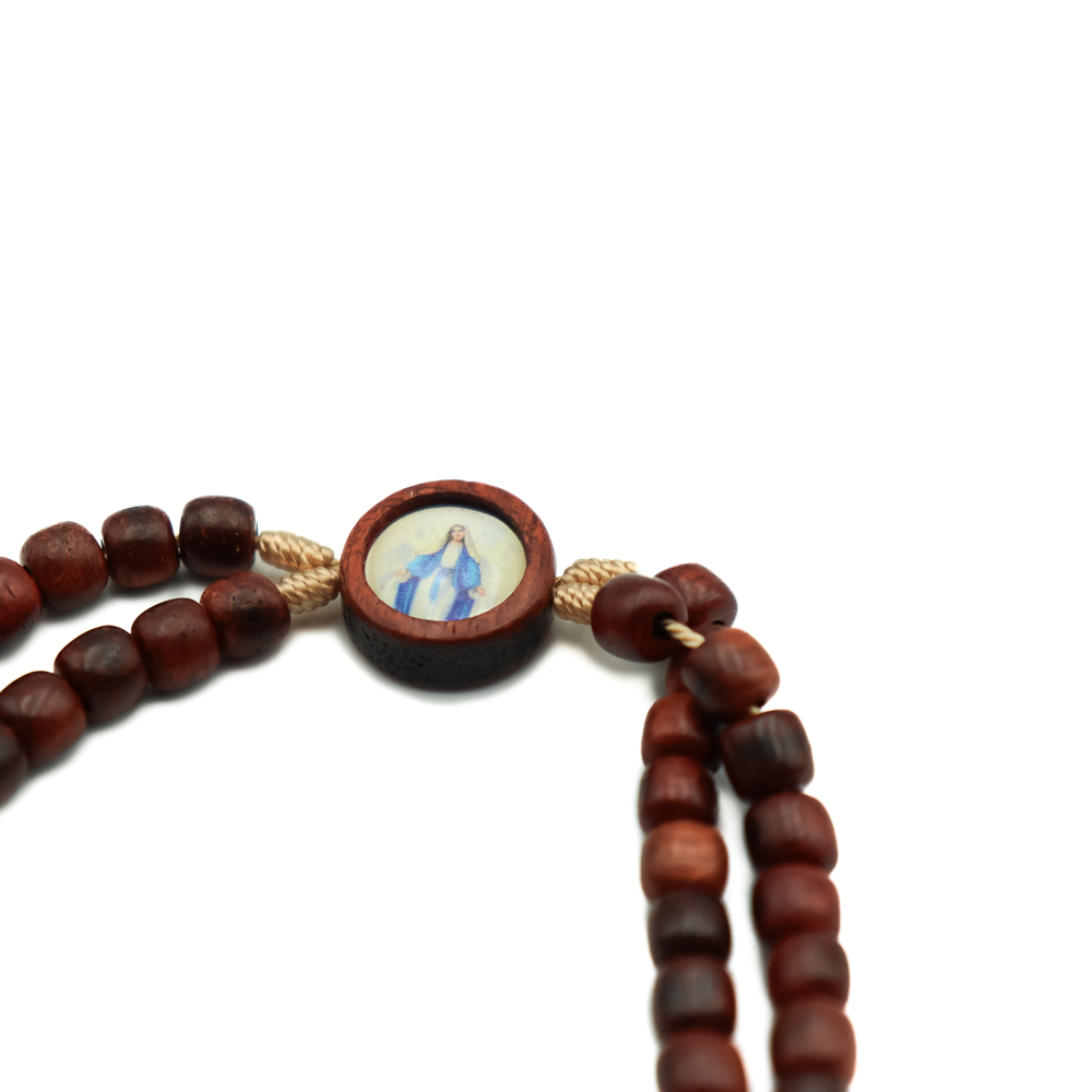 Pulseira terço com crucifixo e entre meio Nossa Senhora das Graças