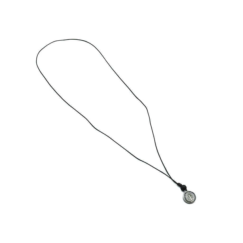 Colar Medalha de São Bento pequena Níquel Resinada com Folheto