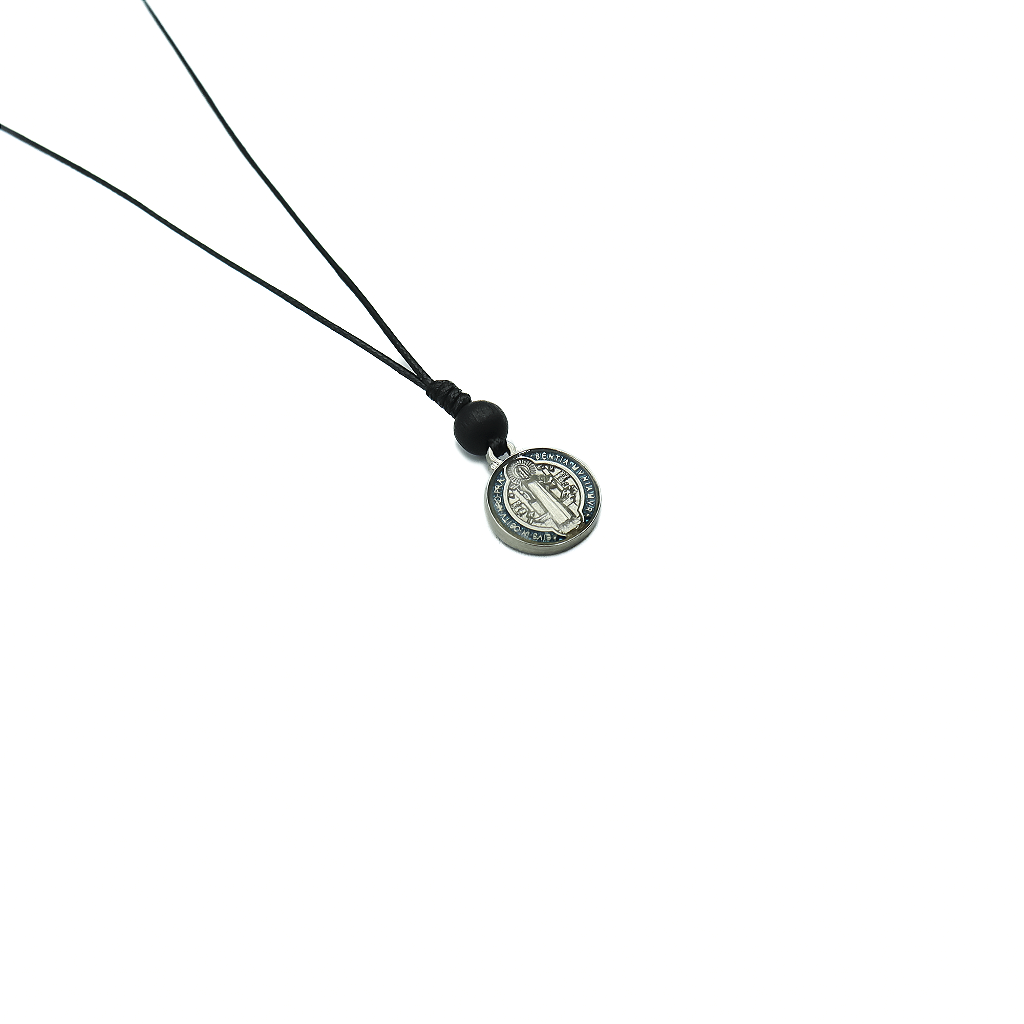 Colar Medalha de São Bento pequena Níquel Resinada com Folheto