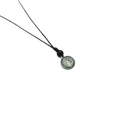 Colar Medalha de São Bento pequena Níquel Resinada com Folheto