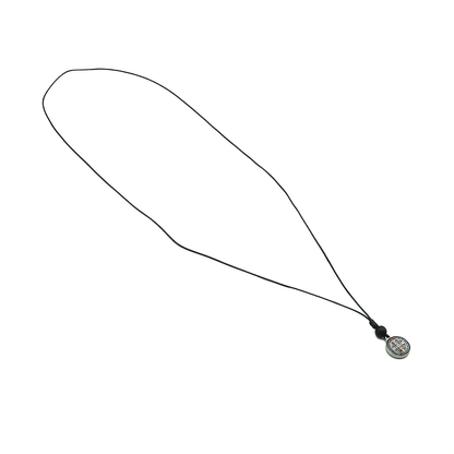 Colar Medalha de São Bento pequena Níquel Resinada com Folheto