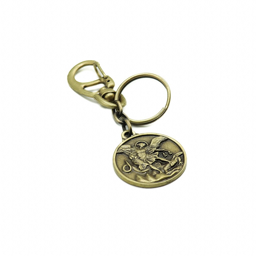Chaveiro São Miguel Redondo Grande Ouro Velho com Mosquetão