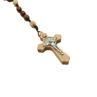 Terço madeira contas frizadas cordão marrom escuro cruz de madeira com medalha de São Bento prata - Medjugorje