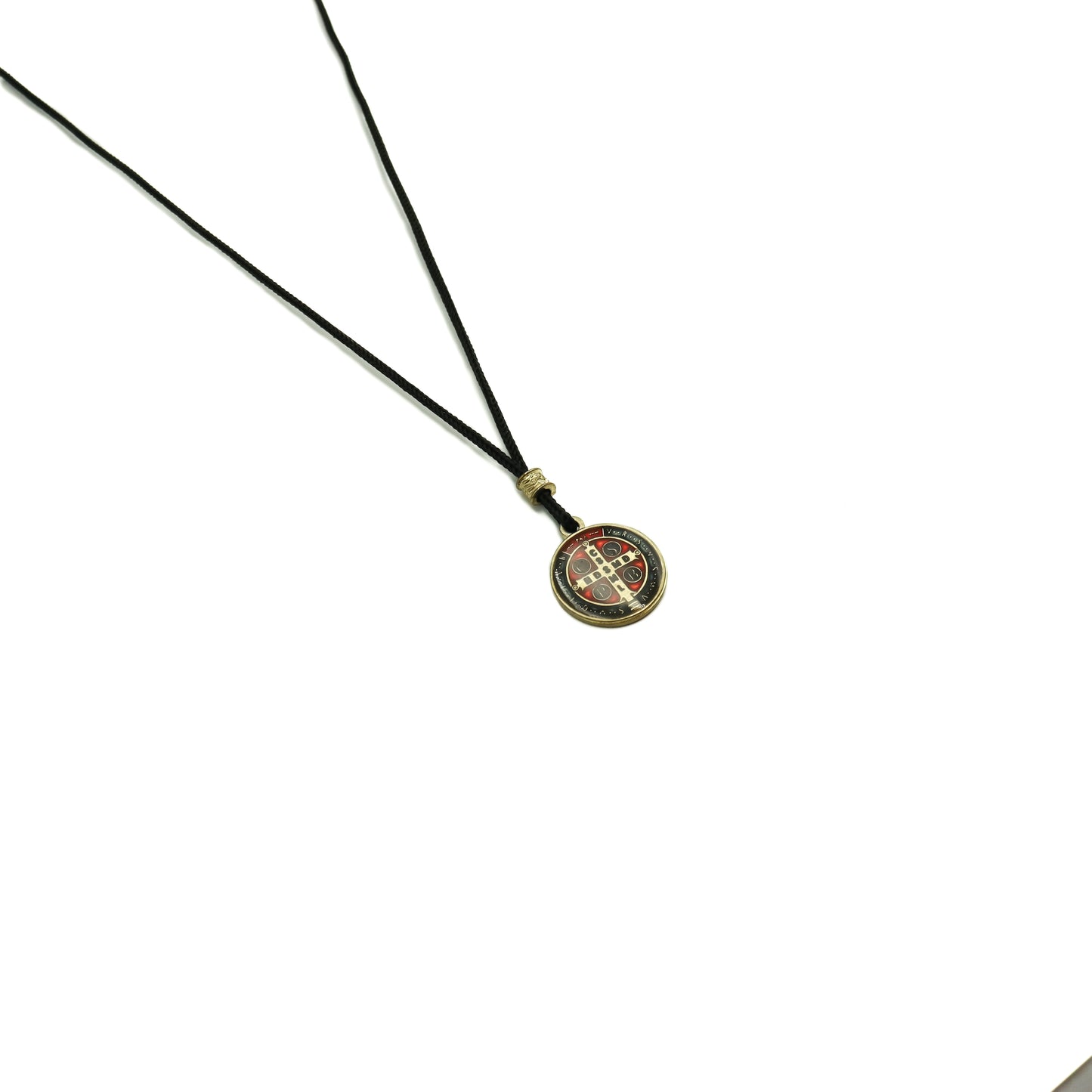 Cordão Com Medalha de São Bento Resinada Dourado