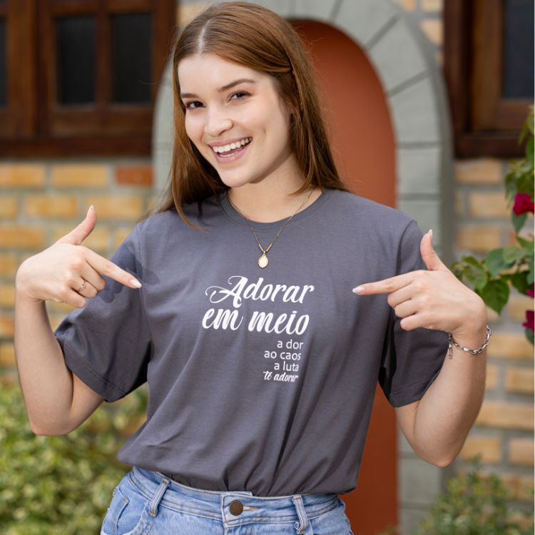 Camiseta Hesed - Adorar em meio a dor ao caos a luta Te adorar
