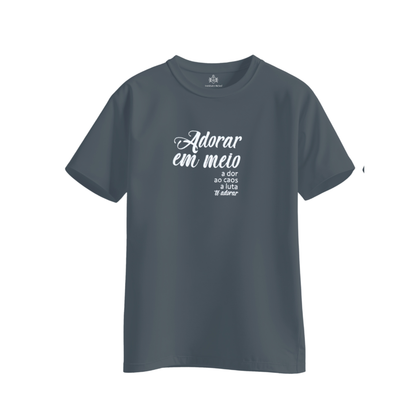 Camiseta Hesed - Adorar em meio a dor ao caos a luta Te adorar