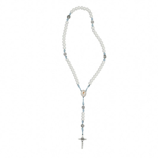 Terço contas brancas cordão azul claro entre meio Rainha da Paz / Jesus Misericordioso- Medjugorje