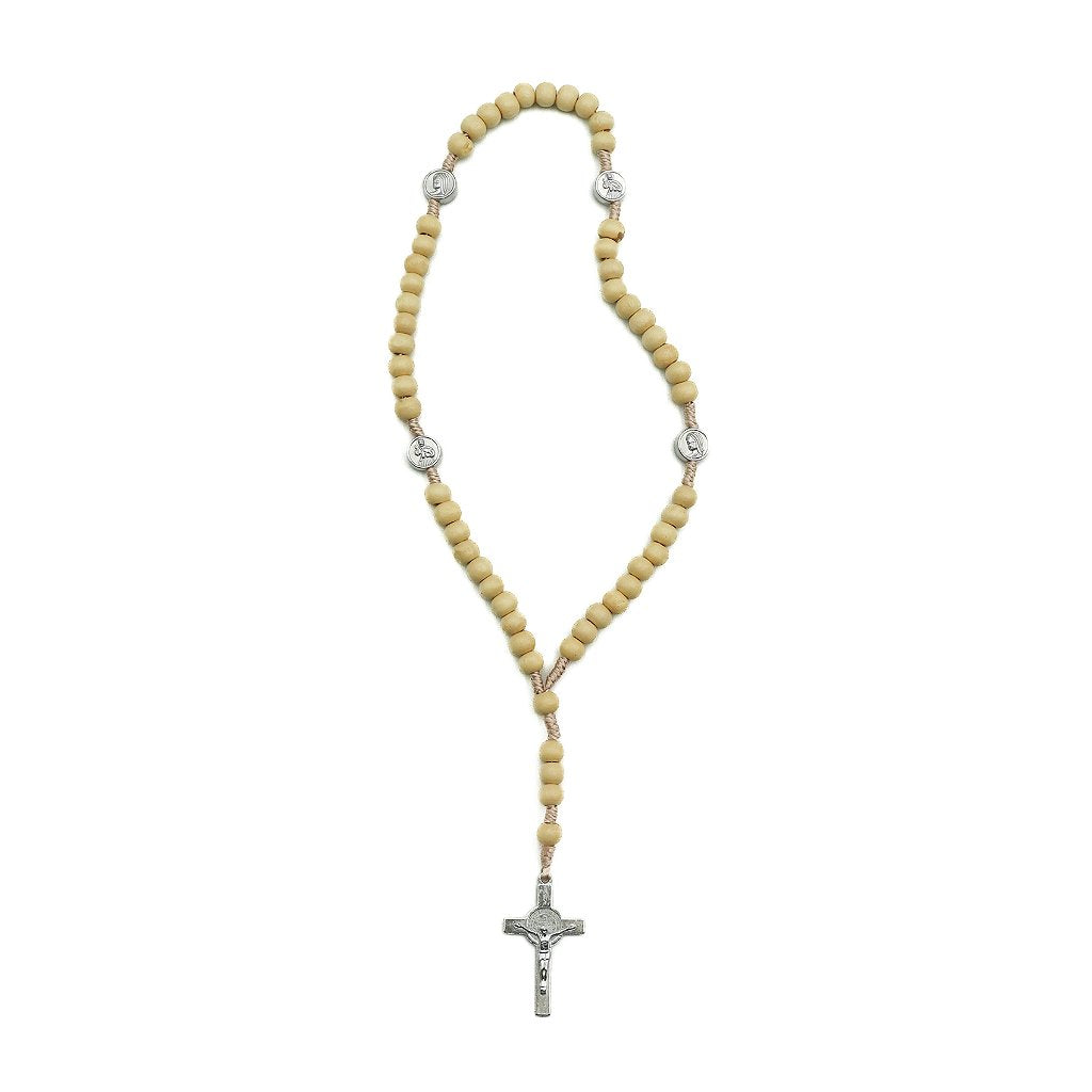 Terço madeira clara cordão bege claro medalha prateada na dezena - Medjugorje