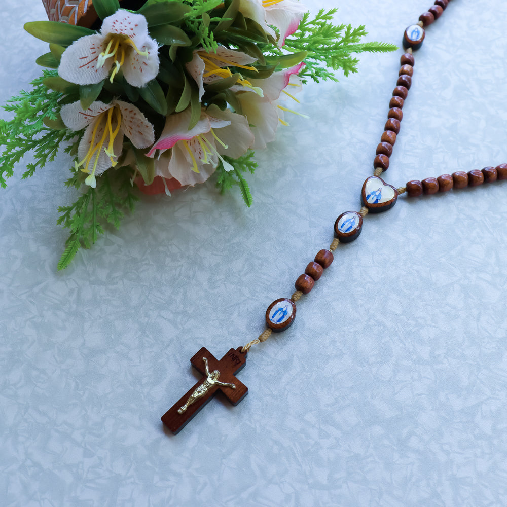 Terço Pai Nosso Oval Resinado Entre Meio Coração - Nossa Senhora. das Graças