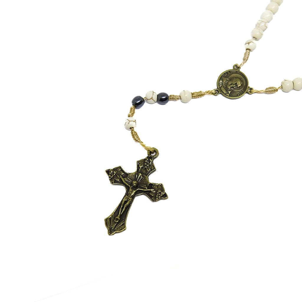 Terço Pe. Pio Cerâmica Com Hematita Ouro Velho