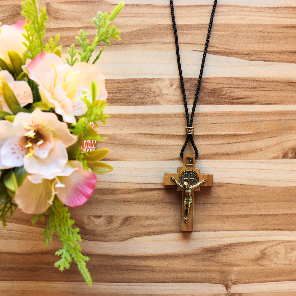 Cordão com Cruz de madeira 4 canto Ouro Velho