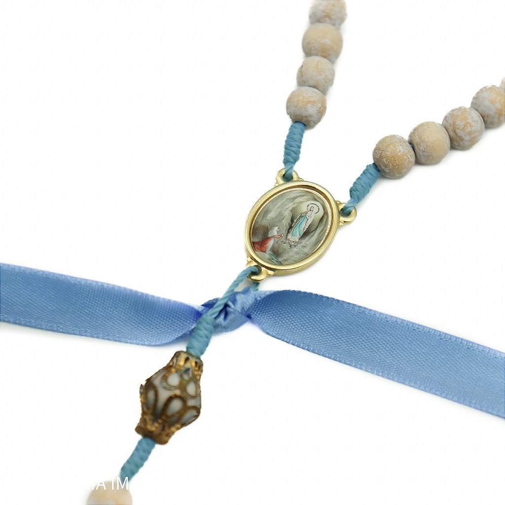 Terço Madeira Cordão 8mm Medalha Resinada Nossa Senhora de Lourdes